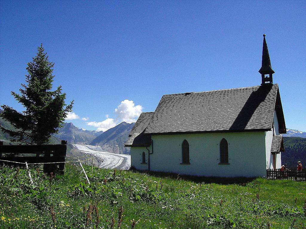 Little chapel with Strahlhorn in background
