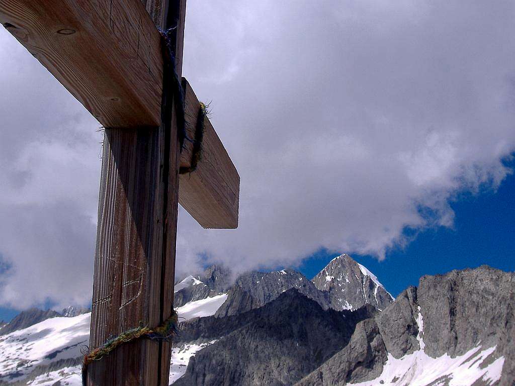 Nesthorn and summit cross