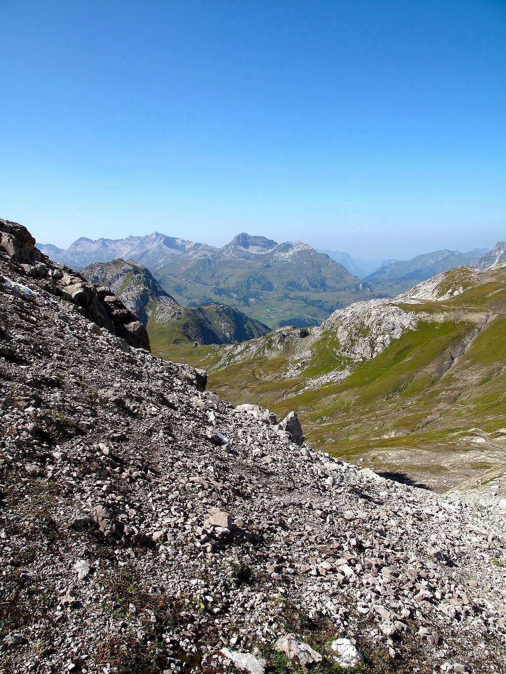 View in the direction of the Bregenzerwald from the Rauhekopfscharte at the end of the Rüfispitze east ridge
