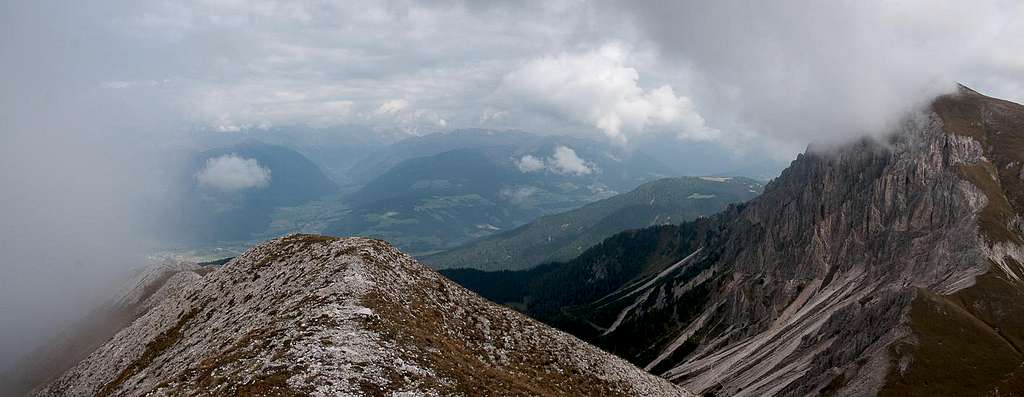 Summit view Flatschkofel: Pustertal and Maurerkopf