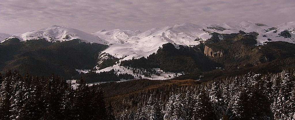 Doamnele ridge (view from E) from Batrâna peak to Tătaru peak (1998m) through the Strunga saddle.