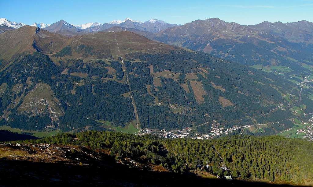 View from the Hüttenkogel down to Badgastein and to the peaks of the Glockner group