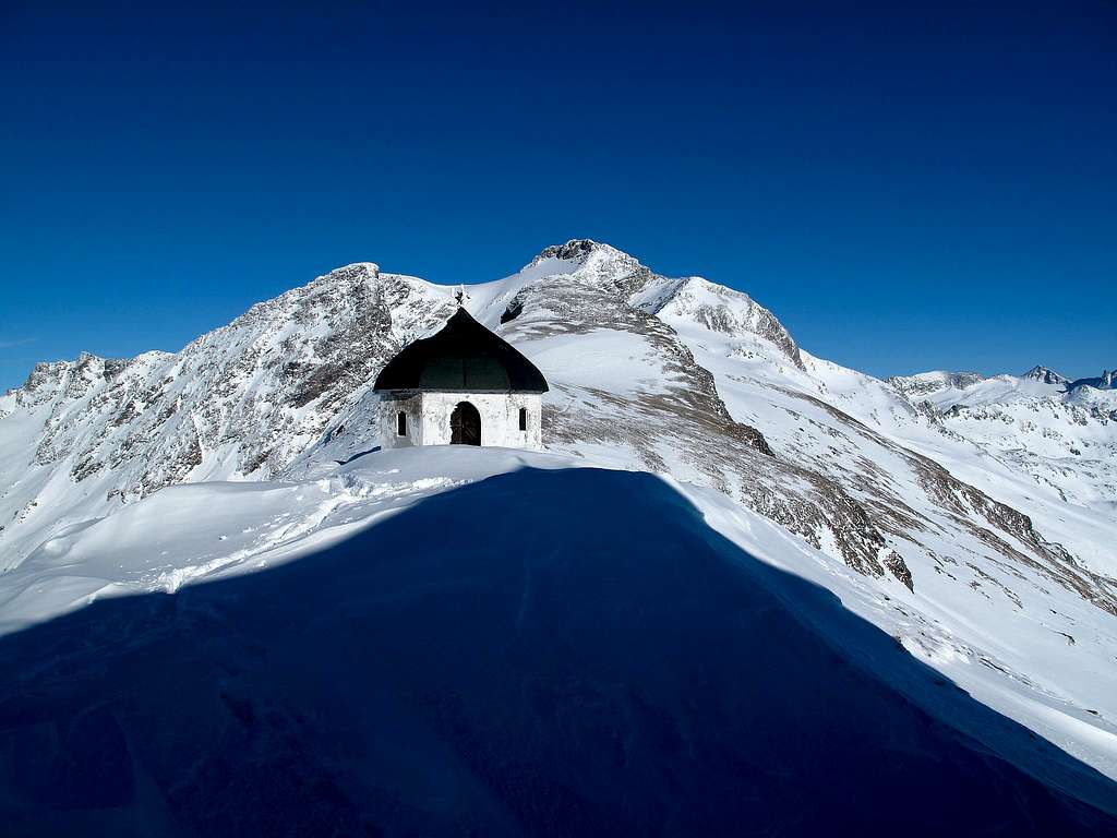 The chapel on the Arnoldshöhe (2710m) just behind the Hannover hut and the Ankogel (3246m) behind
