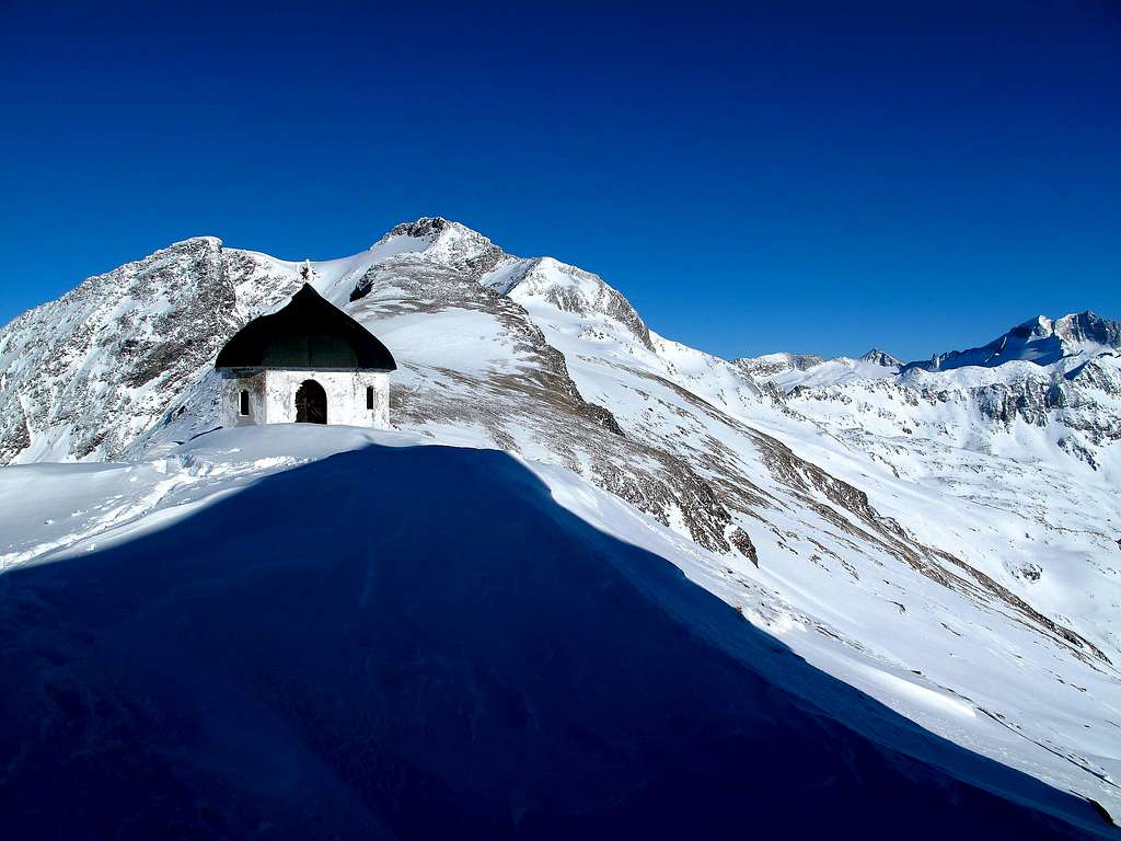 The Arnoldshöhe chapel behind the Hannover hut with Ankogel (3246m) and Hochalmspitze (3360m) behind