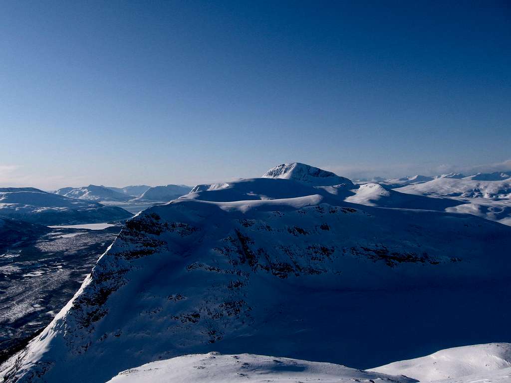 Tromsdalstind above the Brievikeidet mountains.