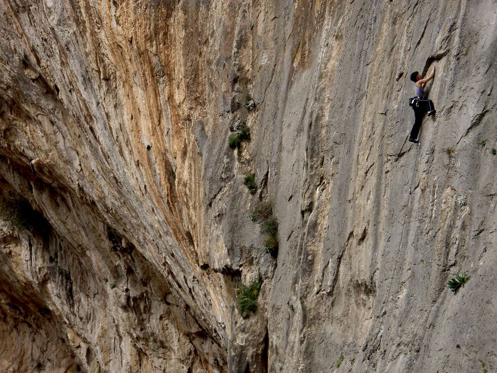 a friend climbing in the arhi sector on kalymnos.Great slabs next to the cave.