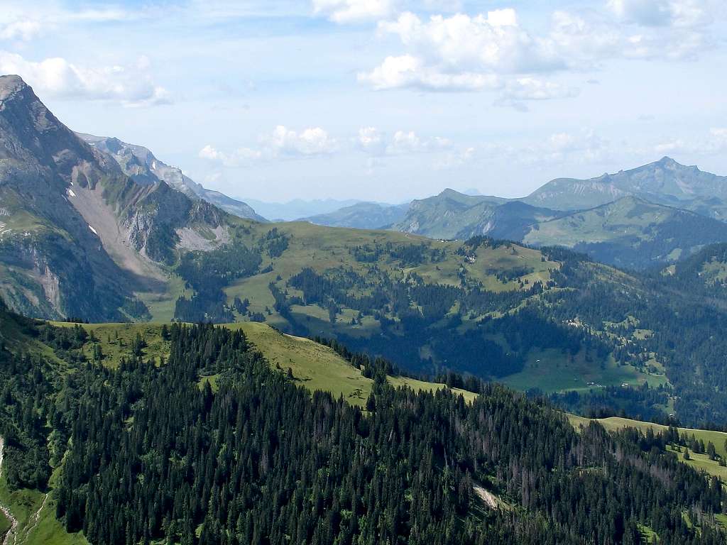 View from Stübleni (2109m) to the mountains of Gstaad and the Pays d'Enhaut