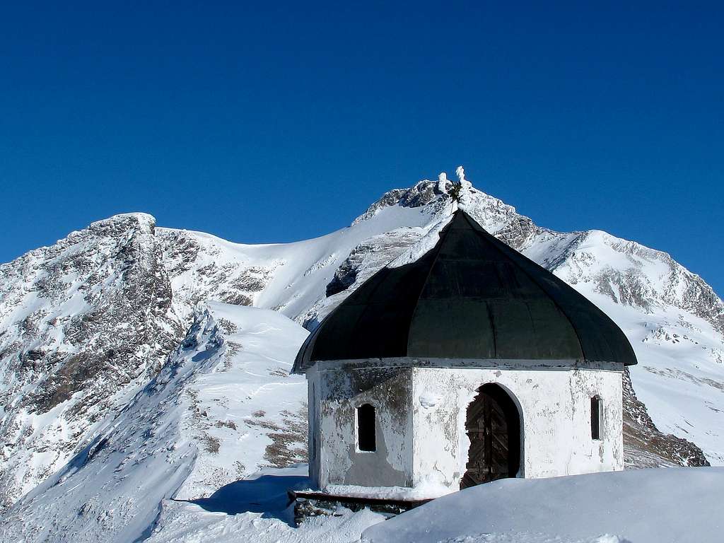 The Arnoldshöhe chapel (behind the Hannover hut on 2729m) and the Ankogel (3246m)