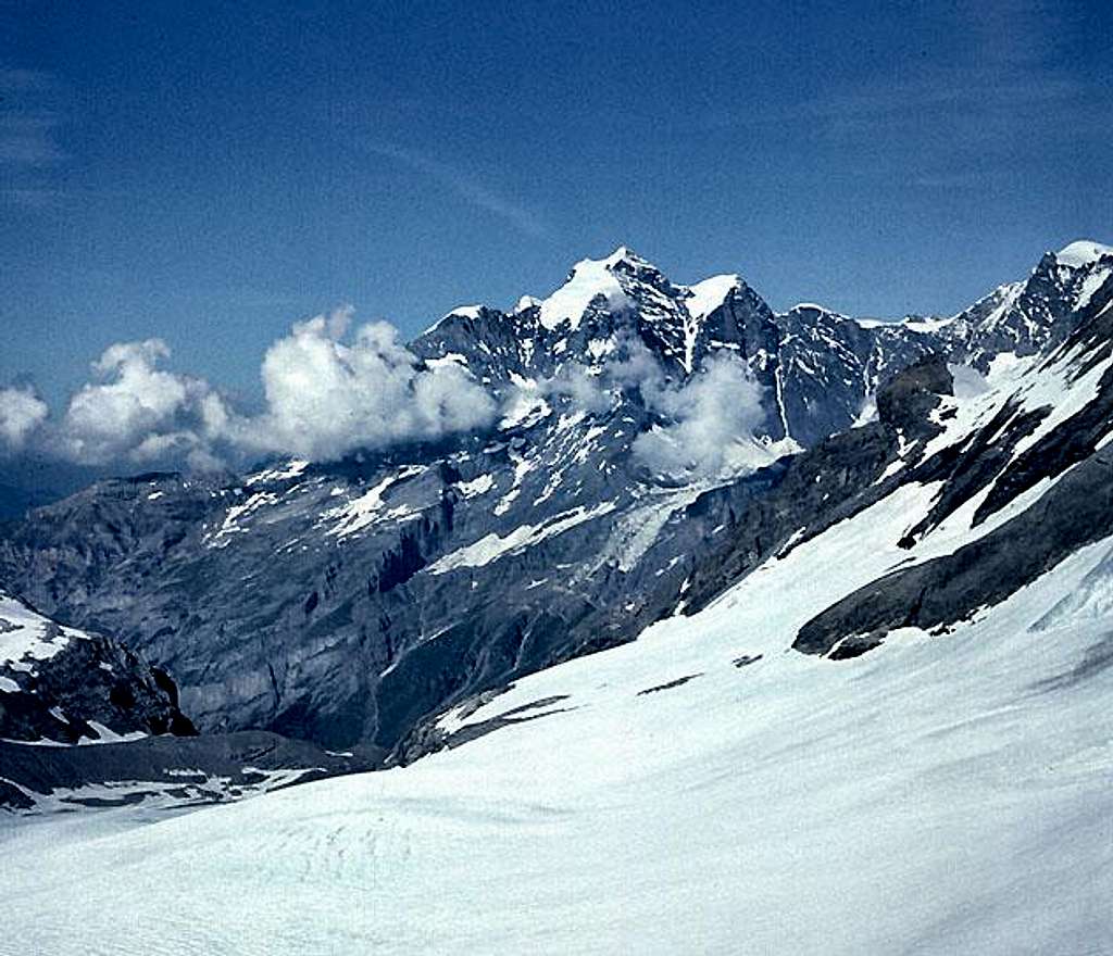 View east from the Mutthornhütte