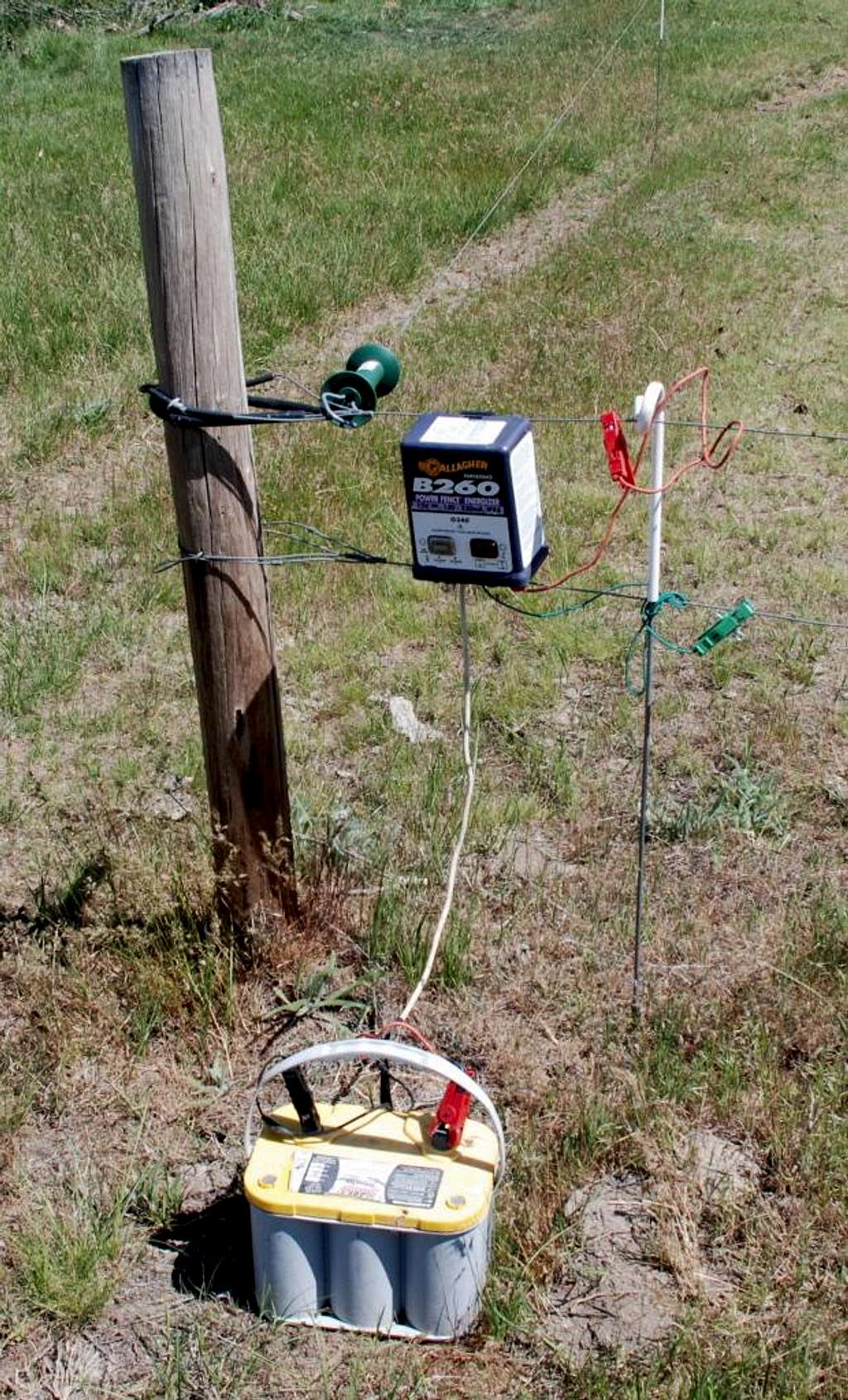 Electric fence power source