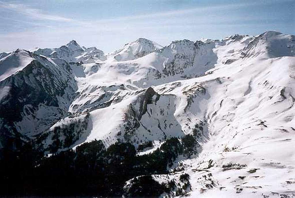 Looking to the Ariège main ridge from the Calabasse