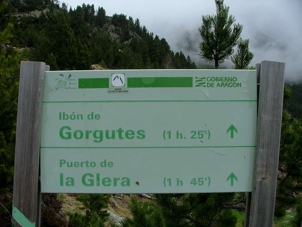 Signs to Ibon de Gorgutes.