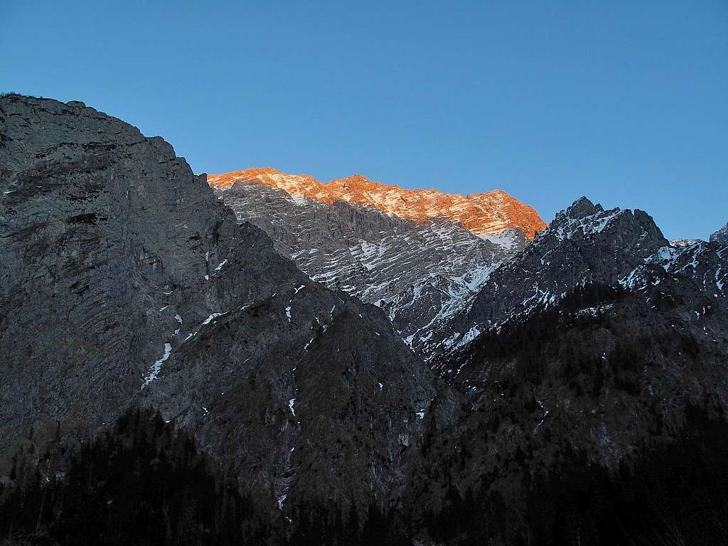 The west wall of the Watzmann in alpine glow (without zoom)