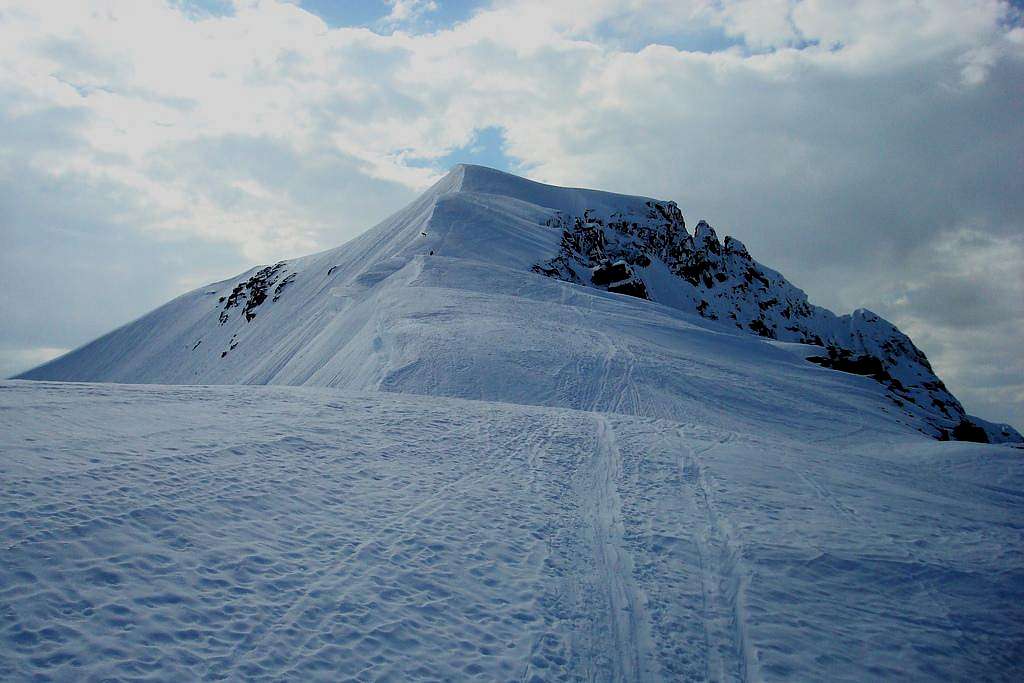Summit ridge of Holmbukttinden