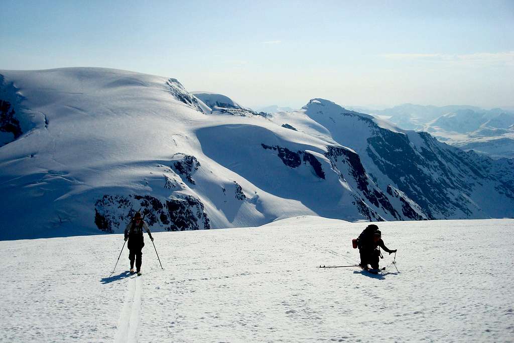 Jiehkkevarri (L) and Holmbukttinden (R) from the ascent of Kveita
