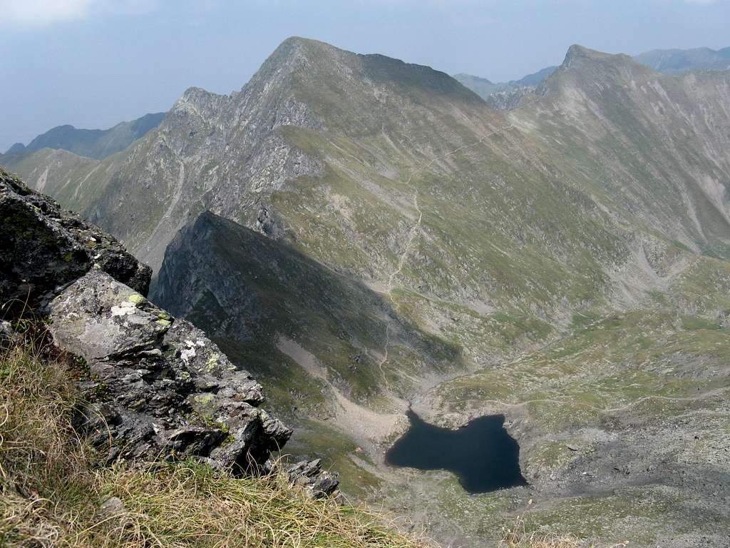 Podu Giurgiului tarn and Podragu peak