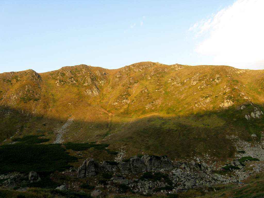 Morning illumination of Hutyn-Tomnatek massif (2016 m)