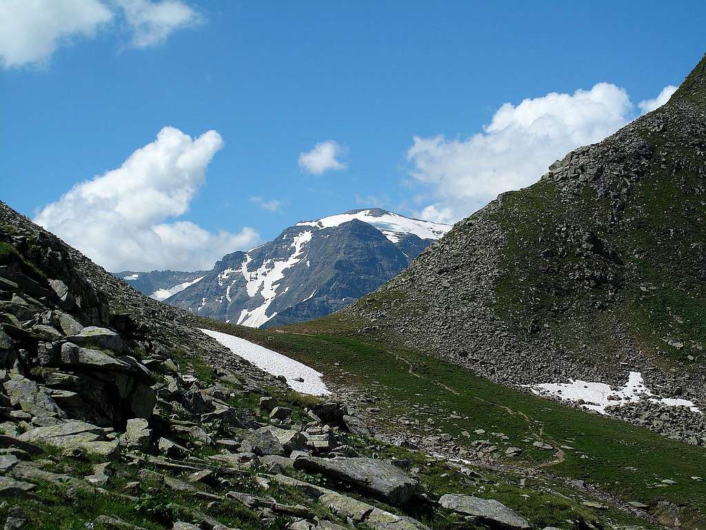 The Miesbichlscharte pass (2237m), with the Schareck (3123m) rising behind