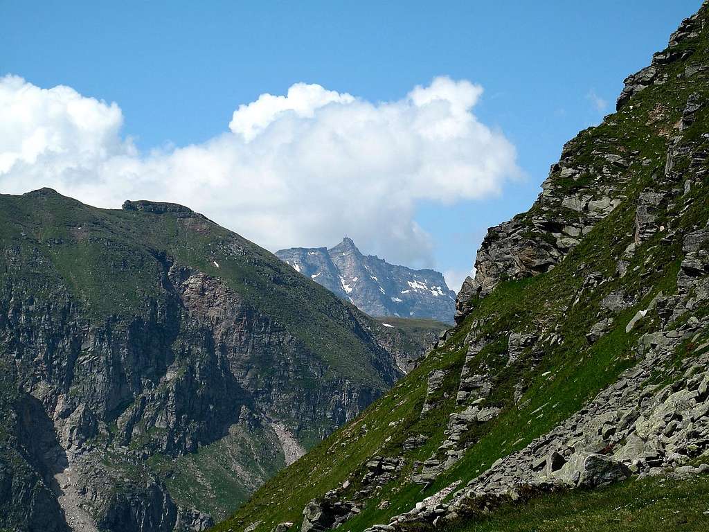 The Hoher Sonnblick (3105m), seen from the Miesbichlscharte pass (2237m)