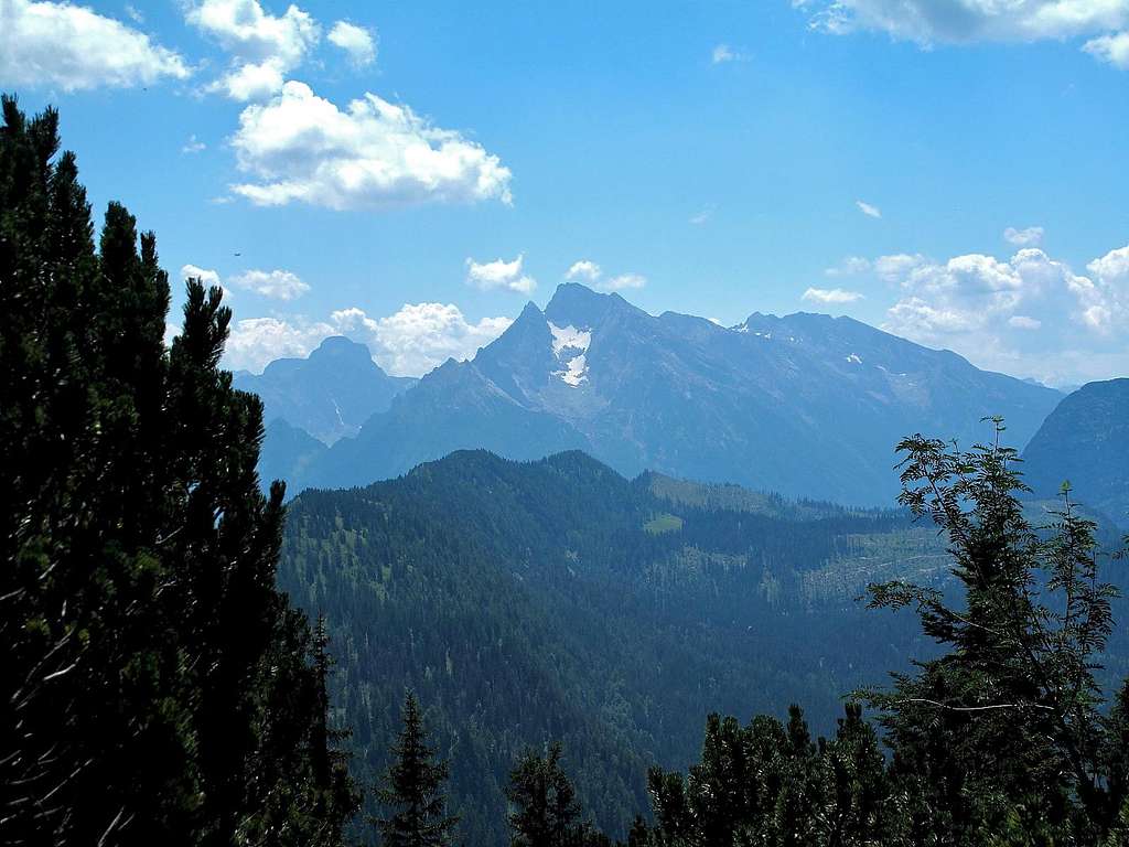 The Hochkalter (2607m) with it's glacier, the Blaueisferner, seen from the Predigtstuhl-Karkopf trail
