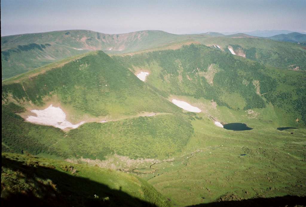 Apshynets ridge with Vorozheska tarn