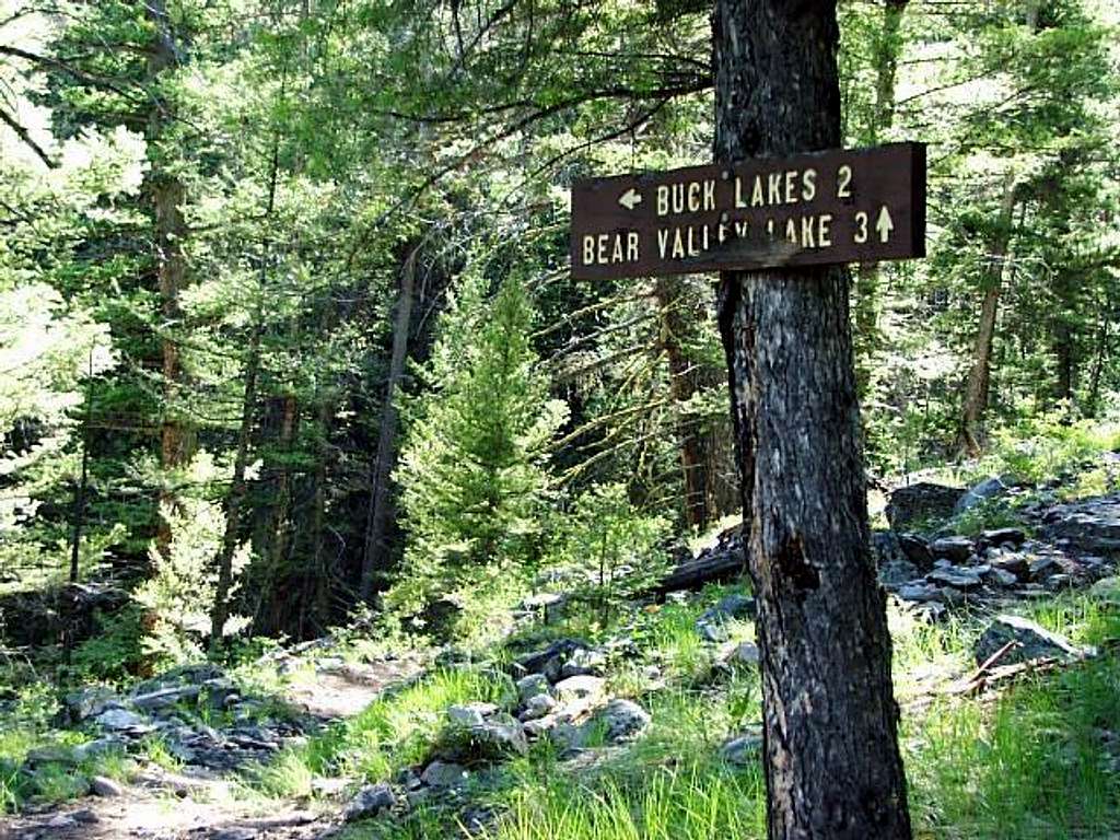 Buck Lakes Trail sign