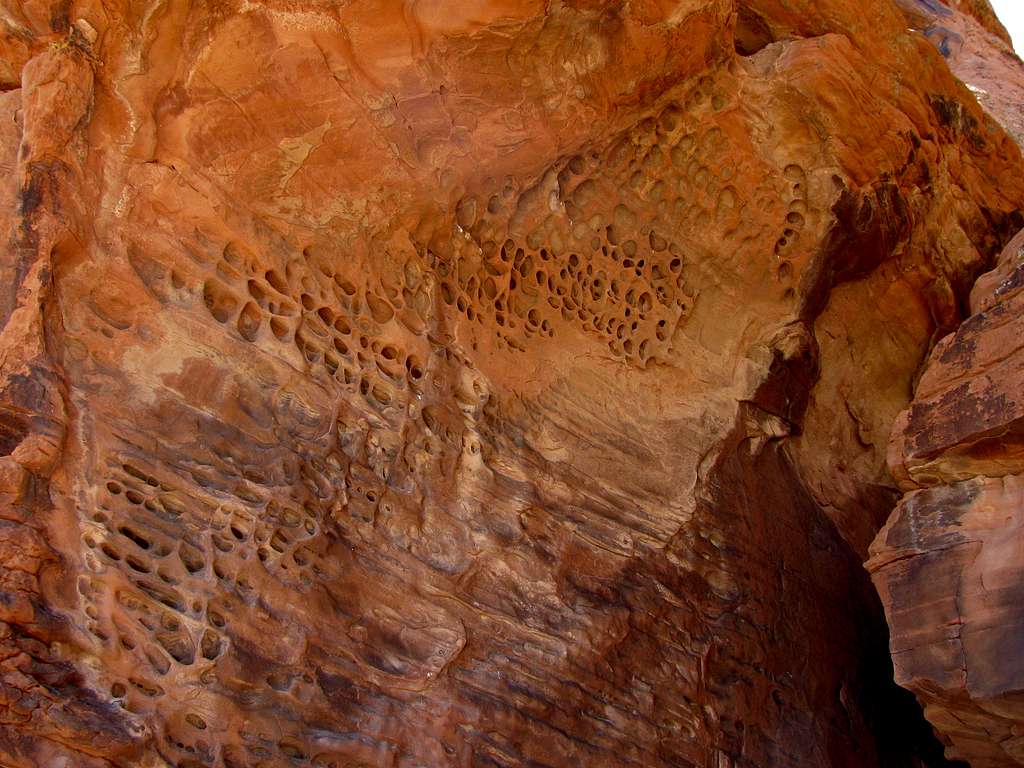 Honeycomb rock formations