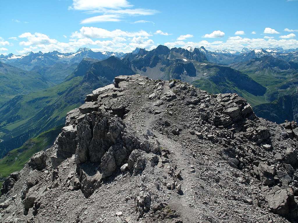The foresummit of the Mohnenfluh, with the trail leading over it