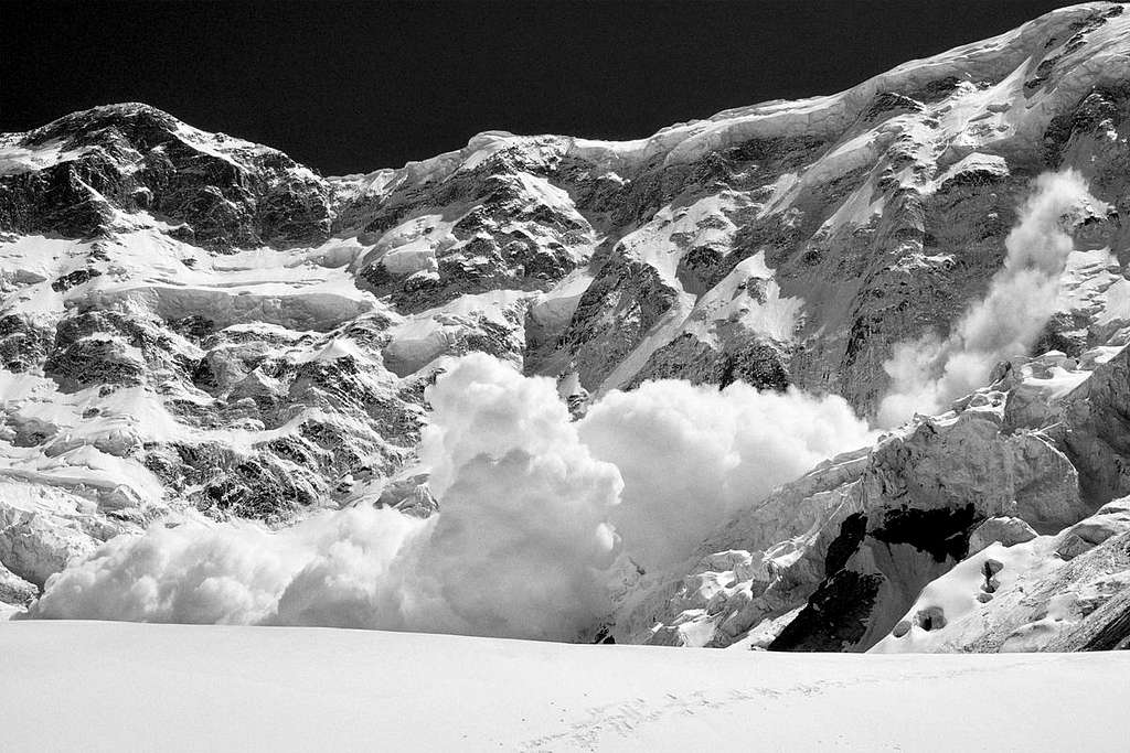 Avalanche off Pik Pobeda 7439m