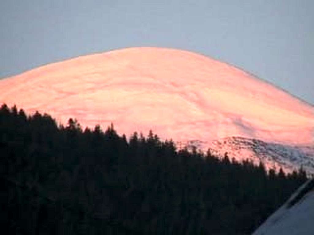 Beautifully-lit Hoverla massif (2061m)