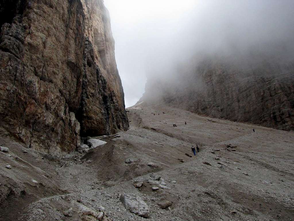 The steep route before reaching hut Forcella Pordoi