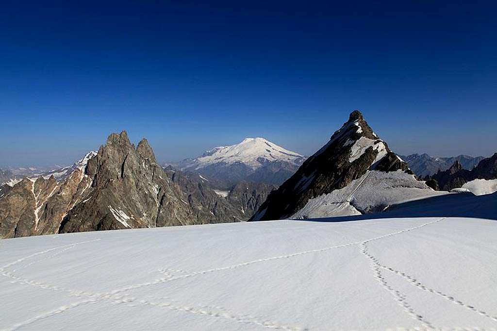 Ushba Plateau. Shkhelda, Elbrus and Peak shurovskogo