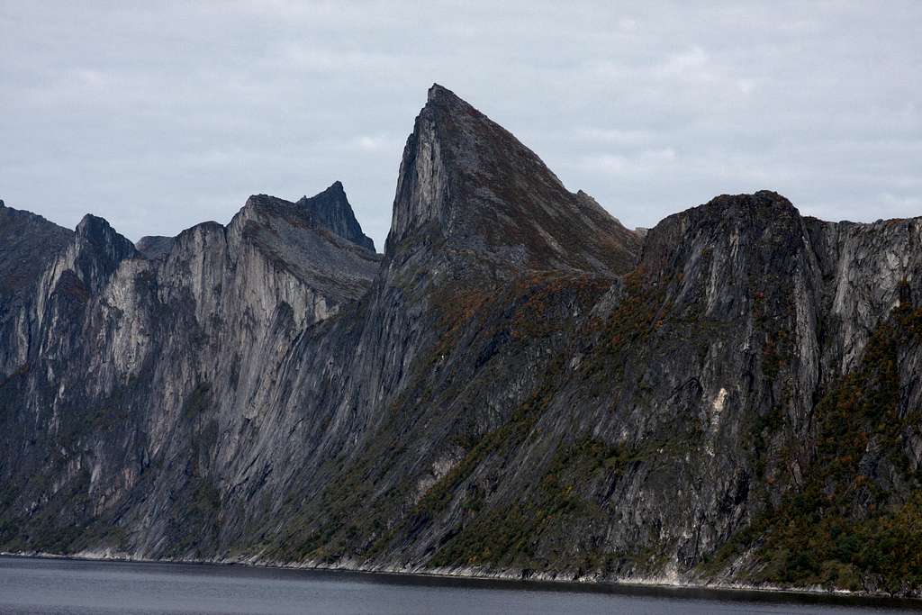 Peaks and Walls of Mefjord