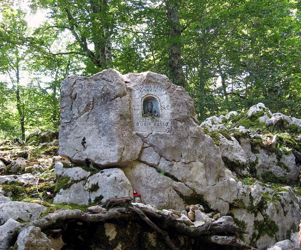 Image of Our Lady on the pathh for Monte Petroso