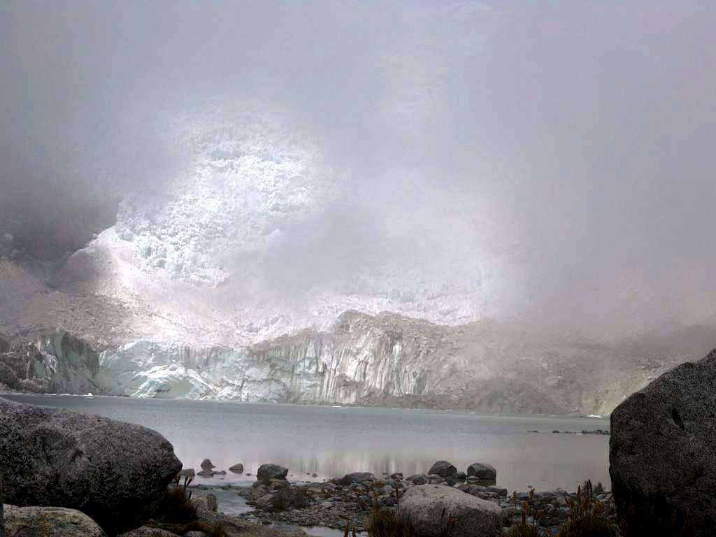 Foggy Laguna Glaciar