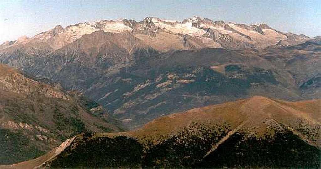 From the top of Peña de las Once, looking NE to the Maladeta range