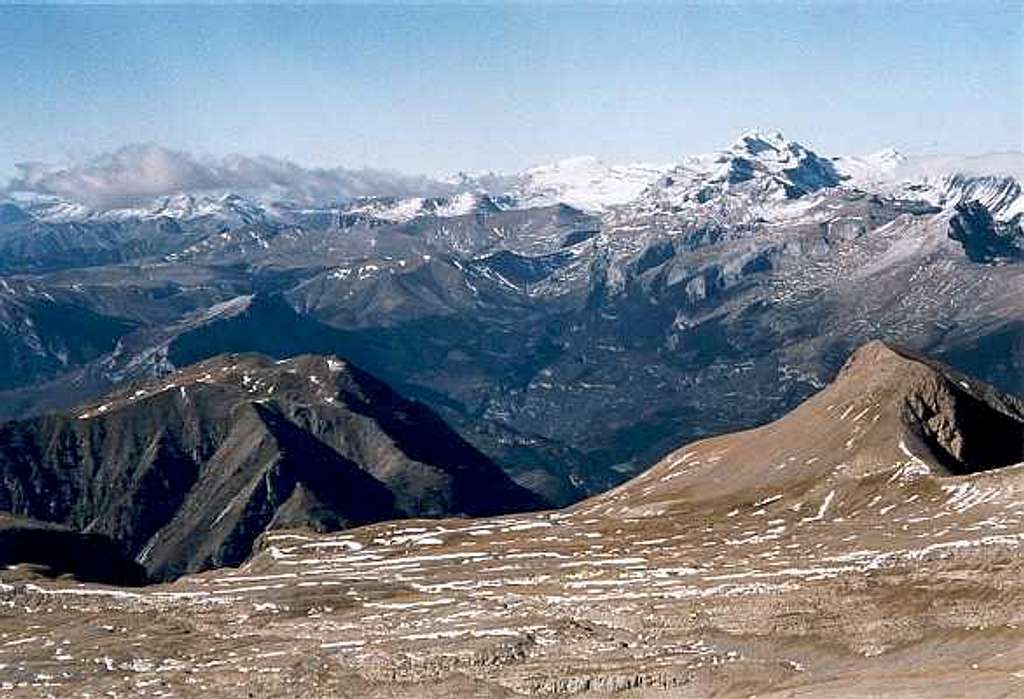Monte Perdido overlooking the Punta Llerga and Movison Grande, from the summit