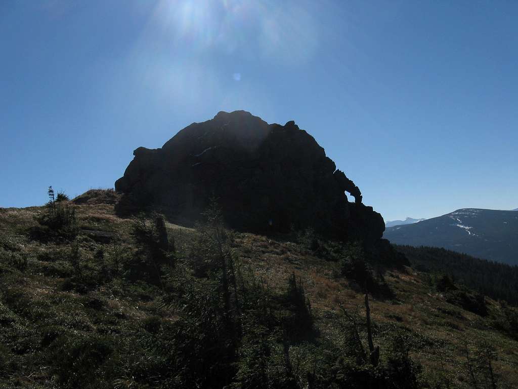 Silhouette of Hnitessa cliff