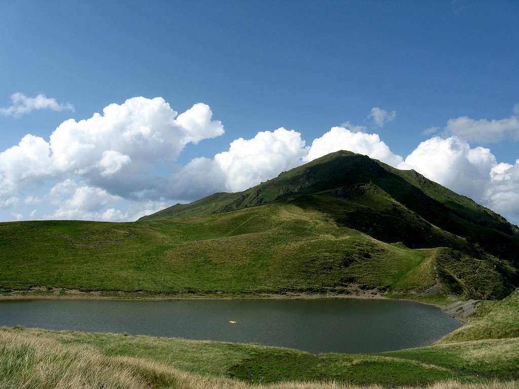 Lake Vinderel and Farcău peak (1957m)