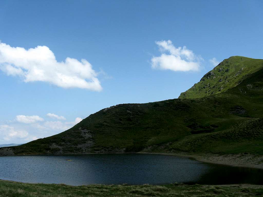Vinderel lake and Mihailecu summit