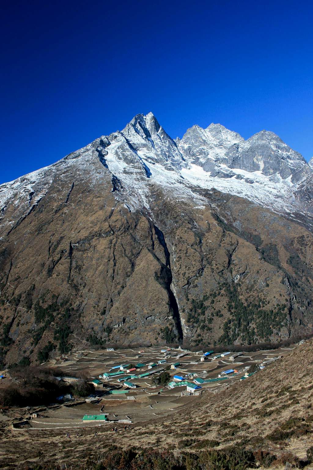 Khumbi Yul Lha, 5.765m