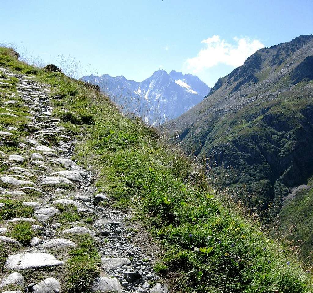 Switchback trail on the N-slopes of the Marotz valley