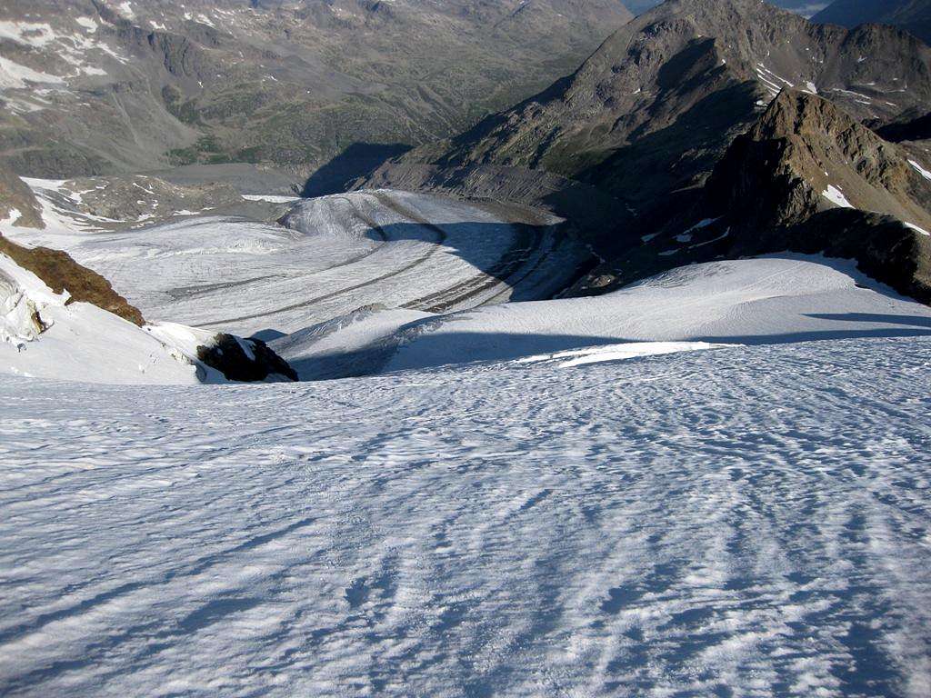 Looking down on the Pers glacier from Piz Cambrena