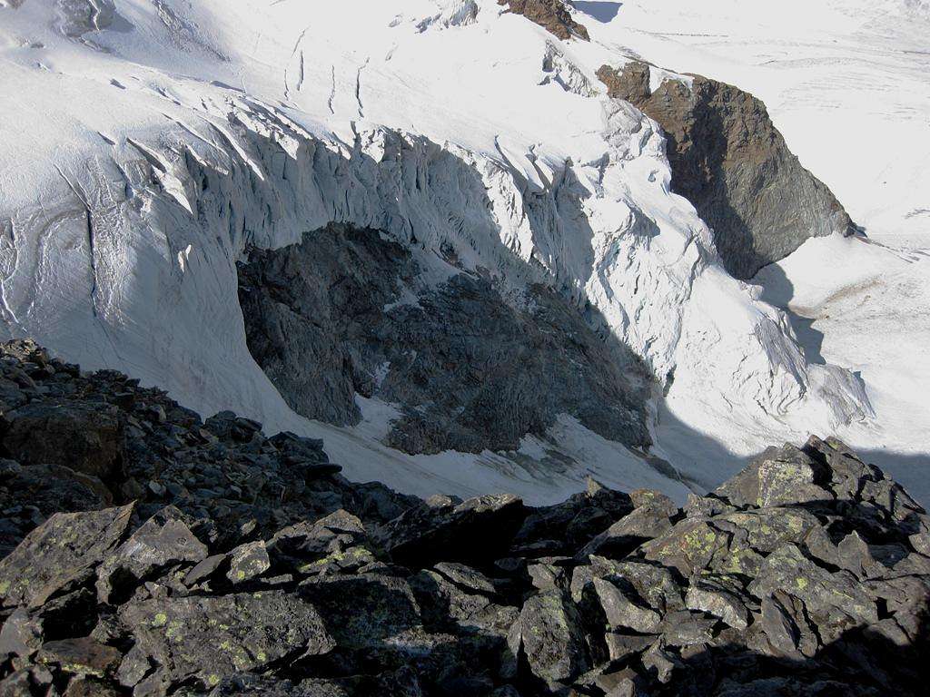 The disappearing icefall N of Piz Cambrena