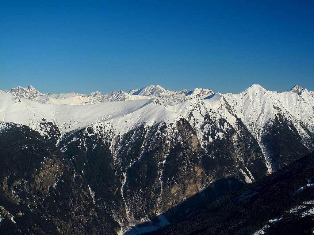 View over the Kötschachtal valley to the Radstädter Tauern in the north east