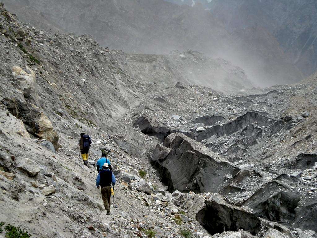 Trekkers on Gondogoro Glacier