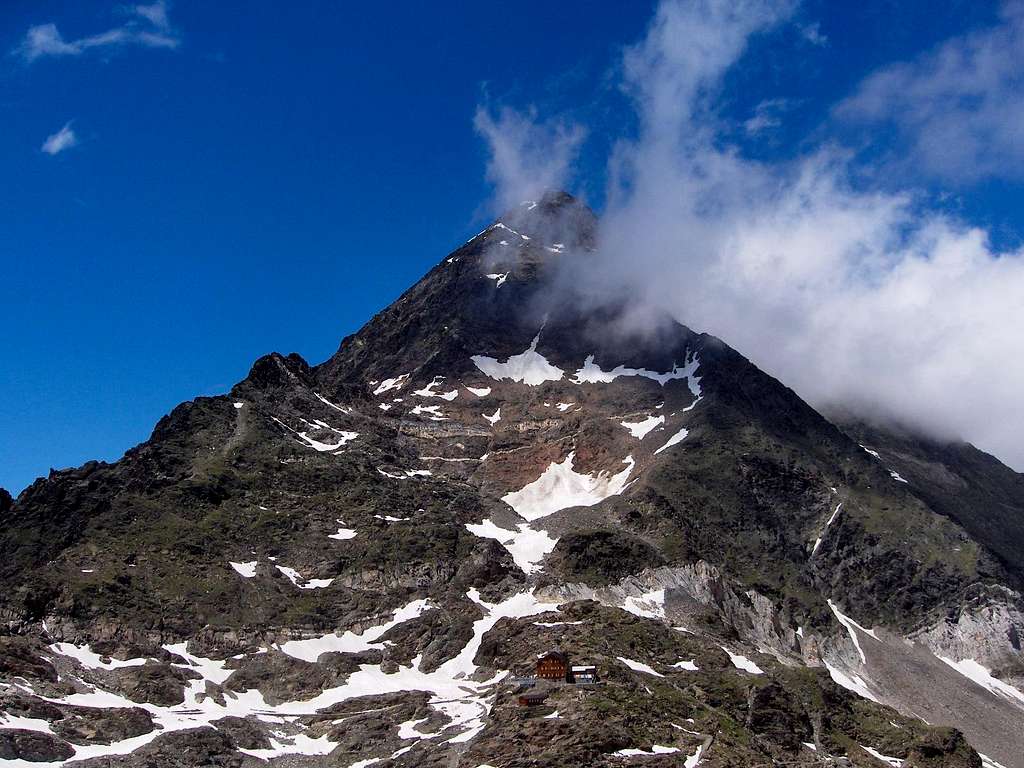 The Stettiner Hütte dwarfed by the Hochwilde