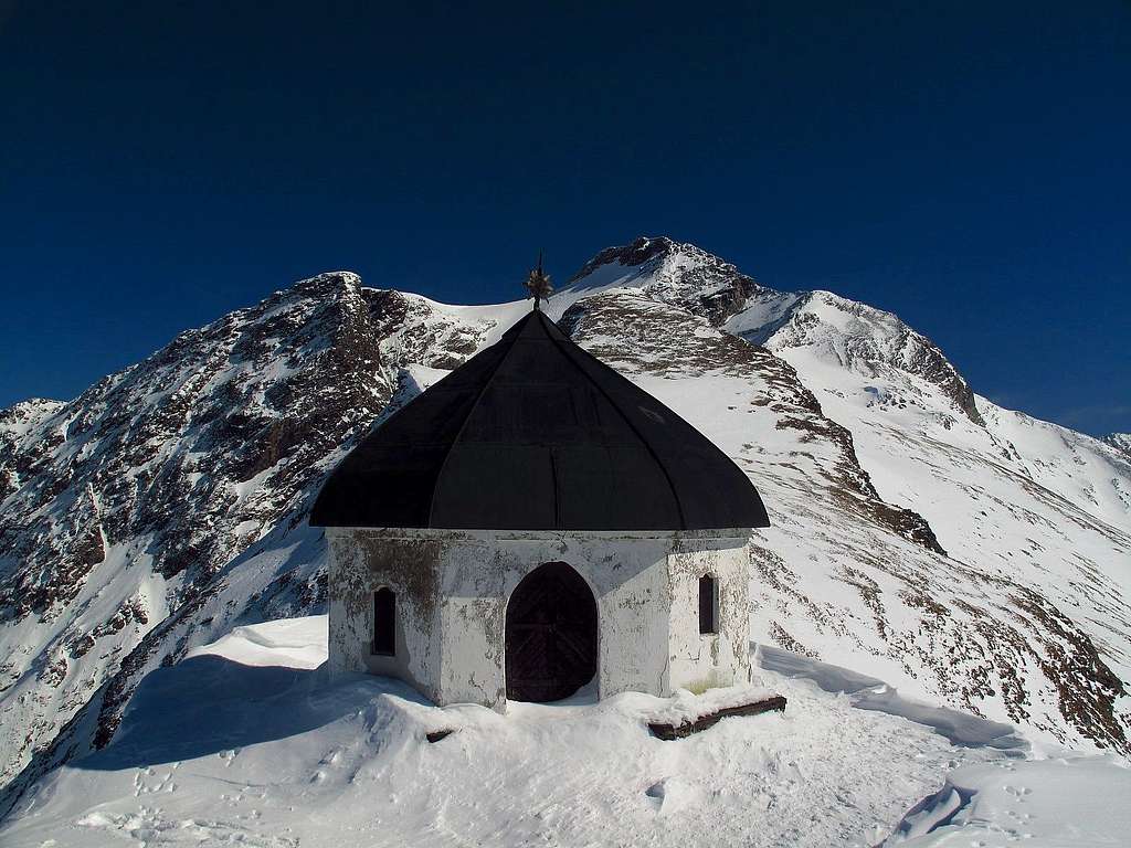 The little mausoleum in front of the Ankogel