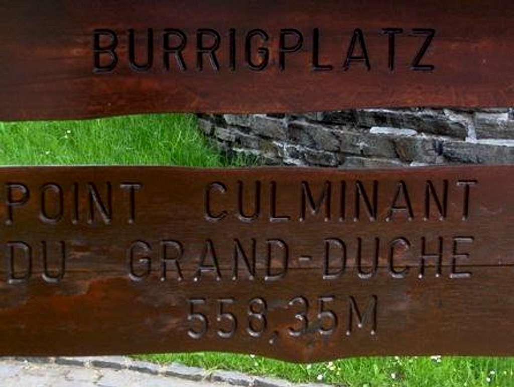 Wrong sign: Burgplaatz is <i>not</i> the true HP of Luxembourg!
