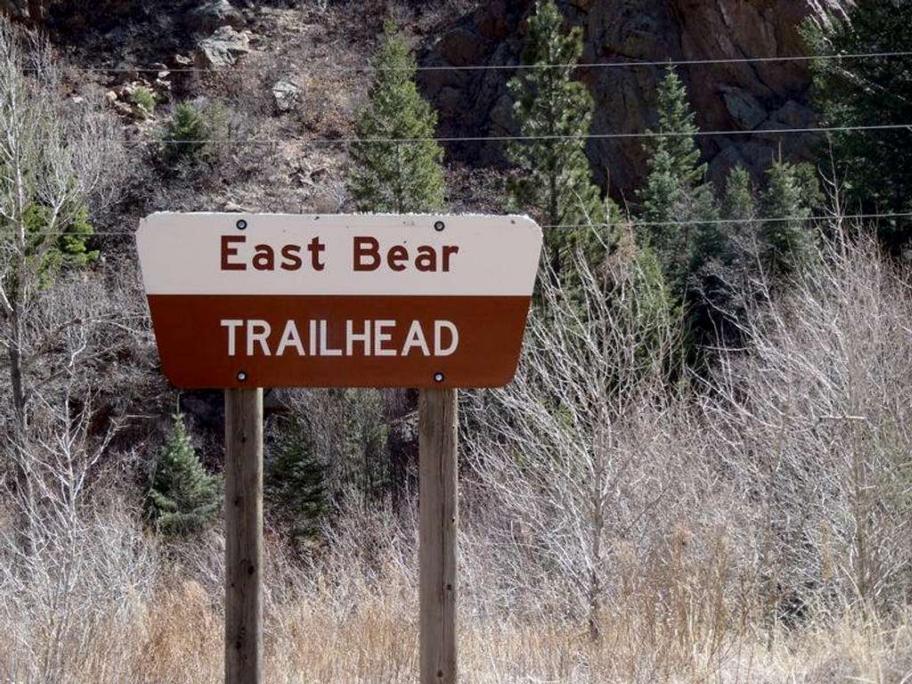 Clearly marked trailhead